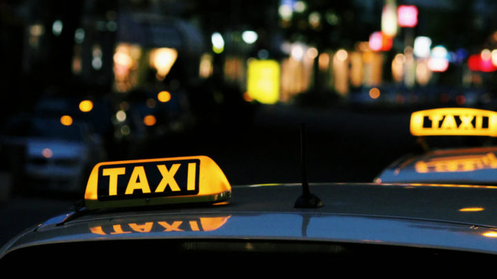 Photo d'un taxi de nuit en service