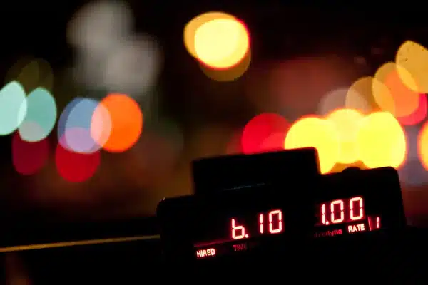 Taximètre dans un taxi de nuit