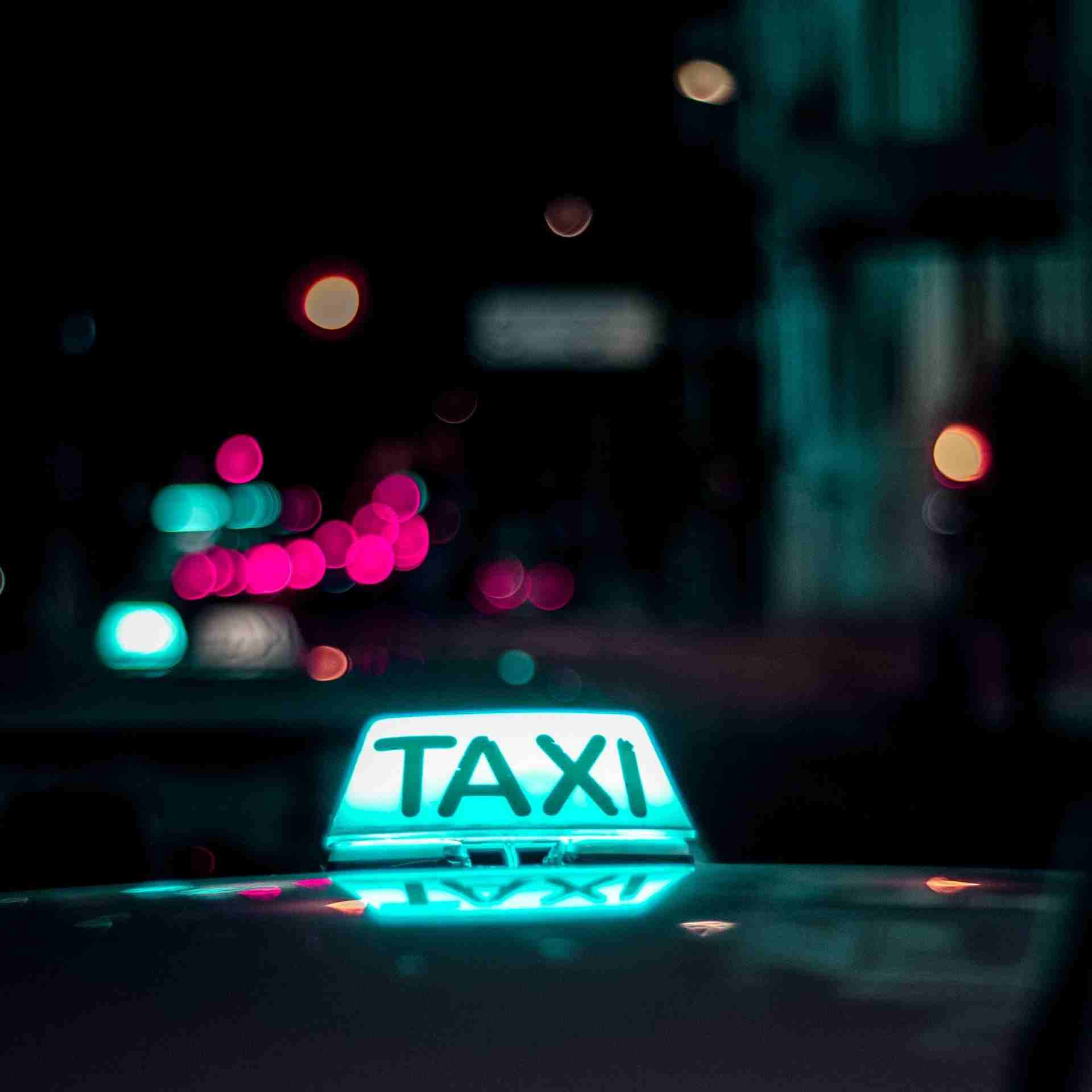 Photo d'un lumineux de taxi allumé la nuit