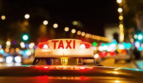 Taxi pendant la nuit avec lumineux éclairé