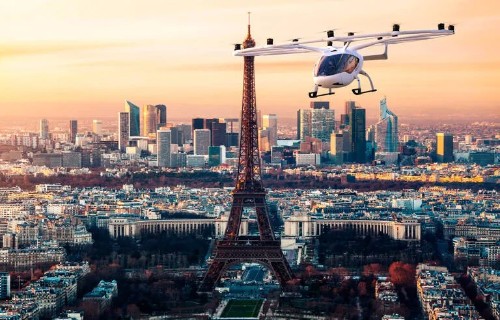 Photo d'un Taxi volant à Paris proche de la tour Eiffel